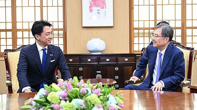 日 '펀쿨섹좌' 고이즈미 신지로, 외교부 장관 만나 한일 관계 전반 협의