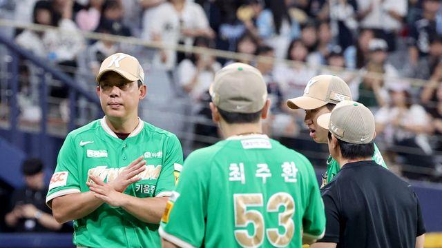 불펜 에이스 장기 이탈...키움, 외부 영입 선택 아닌 필수