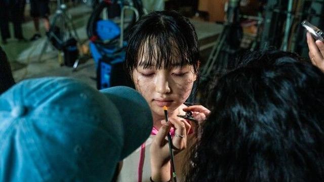 흥행 독주 '좀비딸', 이렇게 만들었다…촬영장 비하인드컷 '꿀잼'