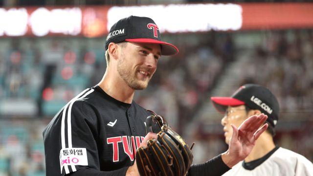 '톨허스트 충격 데뷔전' 선두 LG, KT 11-2 대파...후반기 18승 4패  [IS 수원]