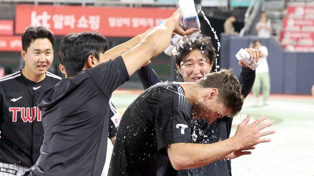 염경엽 감독 “톨허스트 첫 승 축하, 연패 당하지 않아 선수들 칭찬”