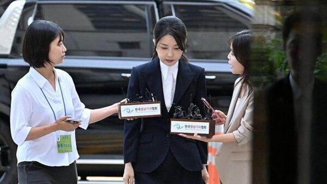 [속보] 김건희, 서울중앙지법 도착 구속심사 앞둬…