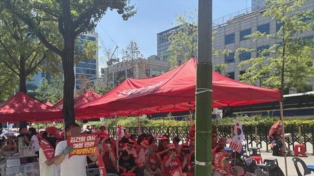 “우리가 지킨다”…김건희 구속 갈림길에 지지자 집결(종합)