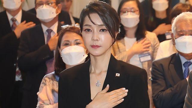 김건희 구속심사 등장 ‘나토목걸이’…스모킹건? 별건?