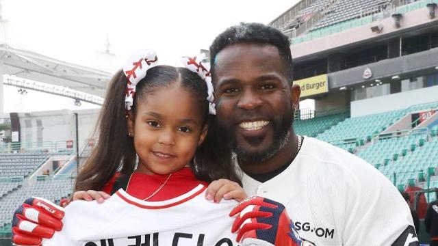 후반기 타율 0.413, 퇴출 위기 잠재운 '외국인 연봉 1위'의 위엄 [IS 피플]