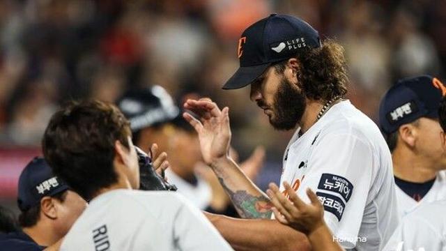 한화, 롯데에 2-0 신승…폰세 개막 15연승·김경문 감독 통산 1000승