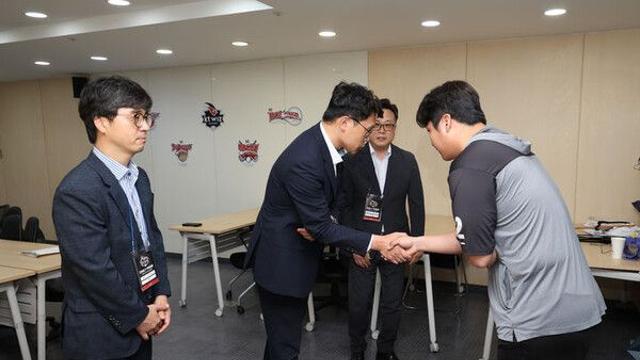 TJB 대전방송, LG 문보경 직접 만나 '틱장애 비하 발언' 사과