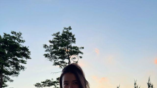원피스 수영복과 화이트 로브만으로 완성한! 아이린의 여름 휴양지 미니멀룩