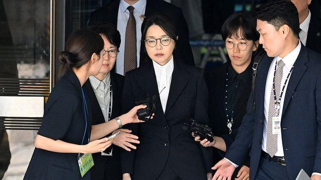 김건희 굳은얼굴 묵묵부답 호송차로…구속심사 4시간여만에 끝(종합)
