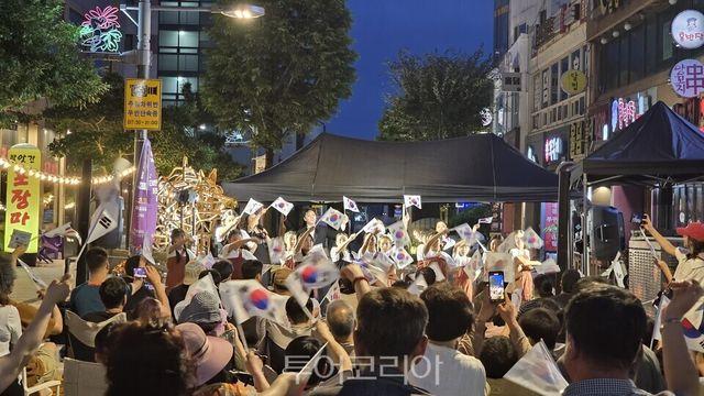 광복 80주년, 서귀포 원도심에서 휘날린 태극기 물결! 이색 감동으로 호응 이끌어내