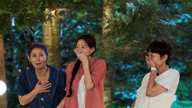 tvN ‘첫, 사랑을 위하여’ 염정아·박해준의 초밀착 눈맞춤 공개