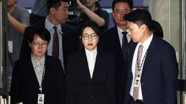 ‘증거인멸 우려’ 김건희 구속···헌정사 첫 전직 대통령 부부 동시 수감