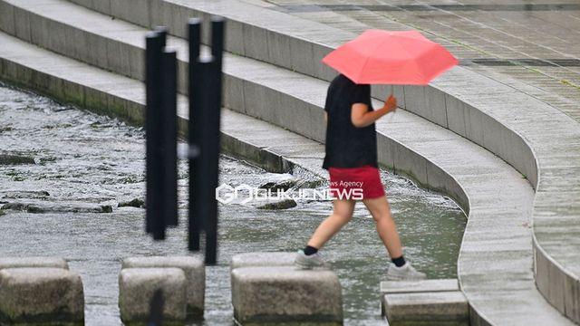 [오늘의 날씨] 수도권·강원 최고 100㎜ 비...서울 낮 28도·대구 33도 '무더위'