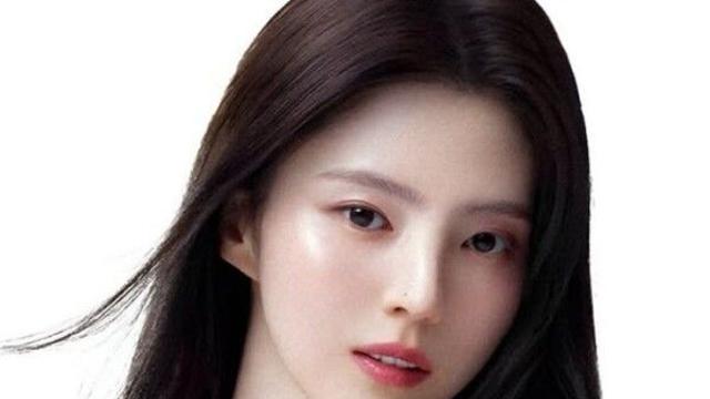 한소희, 흰 슬리브리스 톱 입고 청순미 발산…도자기 피부 ‘감탄’