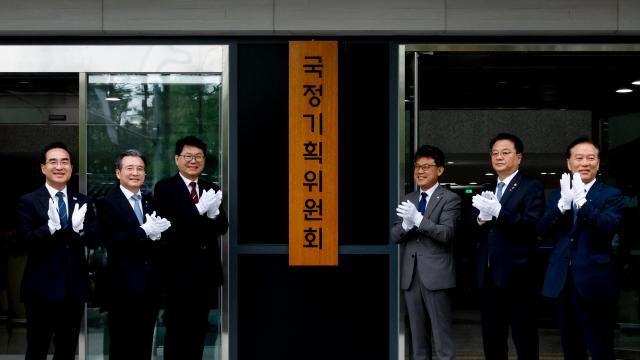 '활동 종료' 예고한 국정기획위, '주식 차명거래 이춘석 논란'만 무성