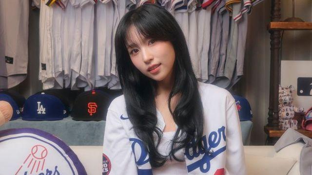 야구 유니폼 입은 미나 사나 모모