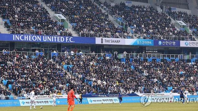 질주하는 인천 vs 맹추격하는 수원…불꽃 튀는 K리그2 선두 경쟁