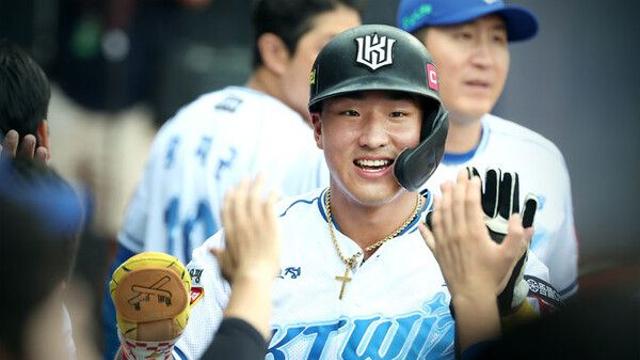 KT 안현민의 100안타, 수장도 간절히 바랐다…이강철 감독 
