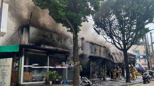 대전 도마동 점포 화재 완진... 1명 화상·상가 5곳 불타 (종합)
