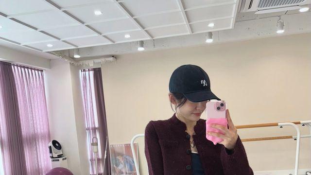 루즈한 팬츠 속 발레리나…박지현,  버건디 재킷으로 완성한 ‘발레코어 퀸’