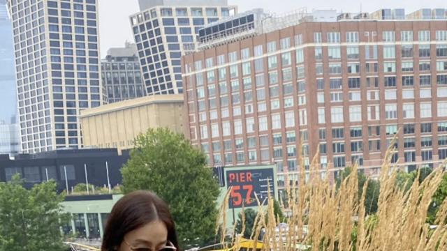 김태희, 2년 만 SNS 재개…뉴욕서 포착된 실물 여신 미모 [AI 포토컷]