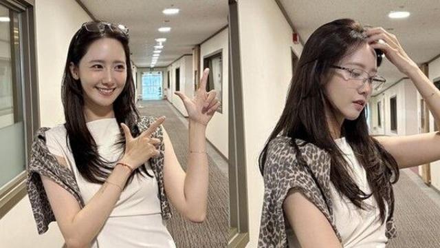 윤아 안경 쓰고 매력 발산…