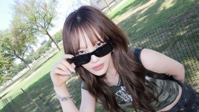 카리스마 스웨그 장착! 문수아, 카모 크롭탑+블랙 데님으로 여름 스트릿 점령