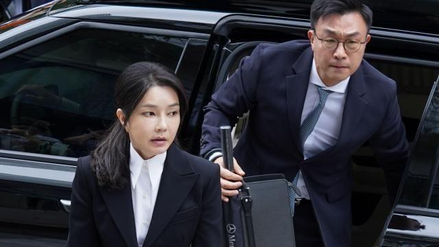 전직 대통령 부부 동시 구속 후 3대 특검 속도…김건희 첫 조사
