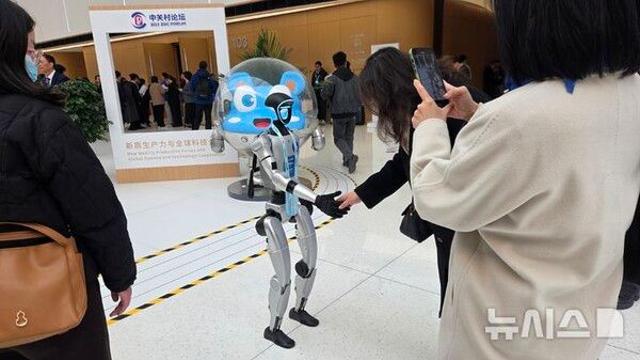 中공장에 로봇 100대 ‘취업’…현지 매체 “상용화 돌파구”