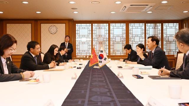 Phó Thủ tướng kiêm Bộ trưởng Tài chính Koo Yoon-chul hội đàm với Bộ trưởng Tài chính Việt Nam
