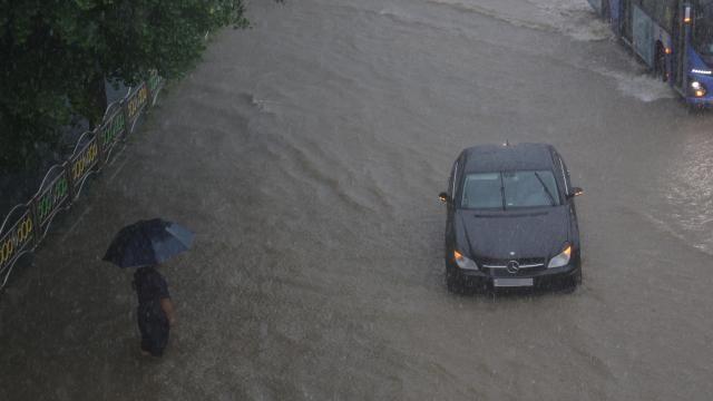 韩国首都圈遭遇暴雨