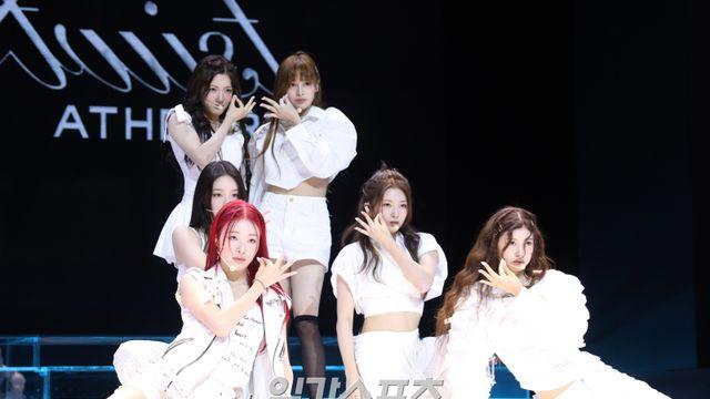 ‘타이탄 1호’ 앳하트, 리아킴 업고 당찬 출발… “롤모델은 소녀시대” [종합]