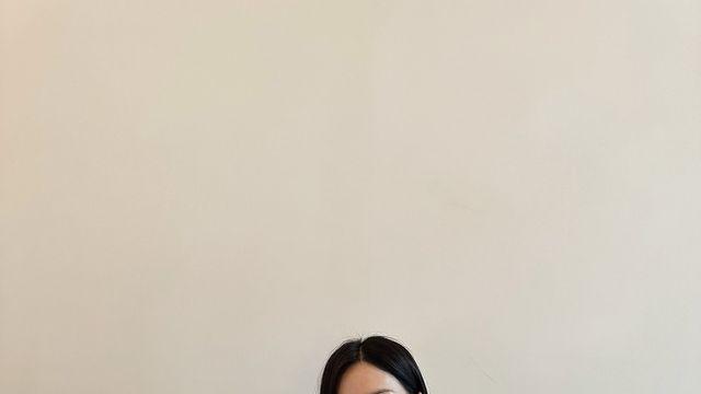 40대에도 청순+세련 두 마리 토끼 잡는 비결... 화이트 셔츠로 그린 한지혜의 담백한 여름 초상