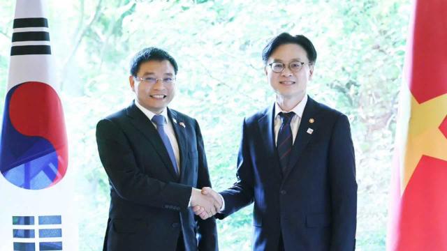 Bộ trưởng Bộ Thương mại, Công nghiệp và Năng lượng Hàn Quốc thảo luận về cơ hội hợp tác trong các lĩnh vực công nghiệp then chốt với Bộ trưởng Bộ Tài chính Việt Nam