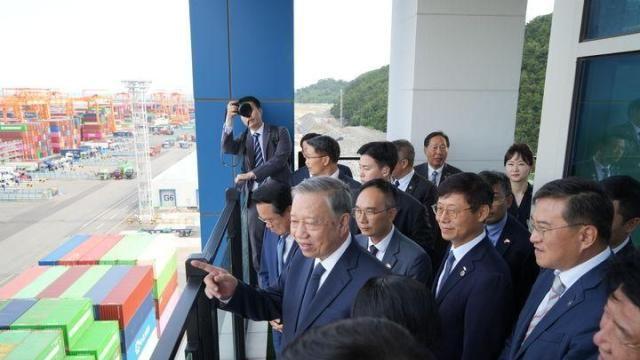 Tổng Bí thư Tô Lâm thăm cảng tự động hóa ở Busan