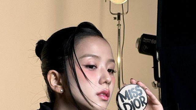 블랙핑크 지수, 시크한 번 헤어와 핑크빛 메이크업으로 시선 강탈