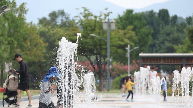 더위 주춤했던 대구·경북 하루 만에 다시 무더위…청송 33.4도