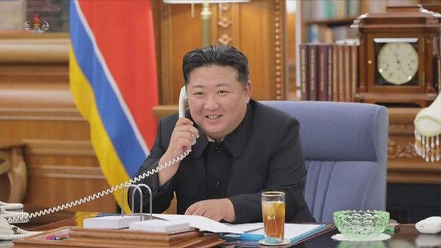 김정은-푸틴, 통화 공개하며 핫라인 과시…'러우전쟁' 종결 문제 논의한 듯
