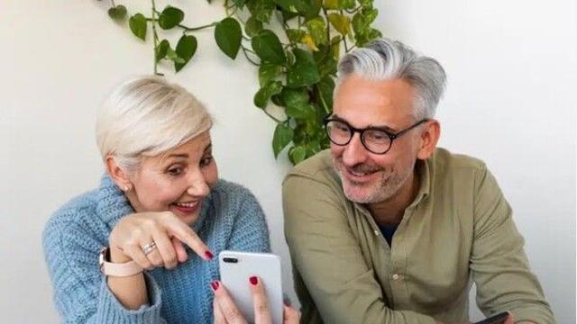 “스마트폰 사용 노인, 치매 발병률 58% 낮아”…디지털 기기가 뇌 건강에 도움