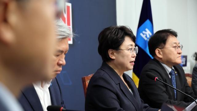 '조국 맞이' 혁신당, 지도부 전원 임기 단축·전대 준비 착수