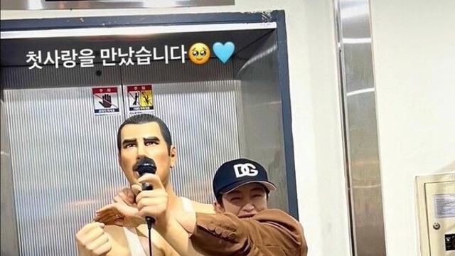 54세 김혜수 '첫사랑' 만났다…해맑은 표정으로 와락
