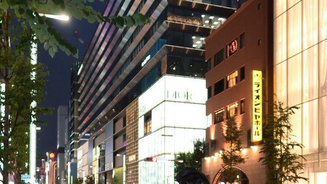 윤서, 네온 아래 블랙 미니 하나로 긴자 점령