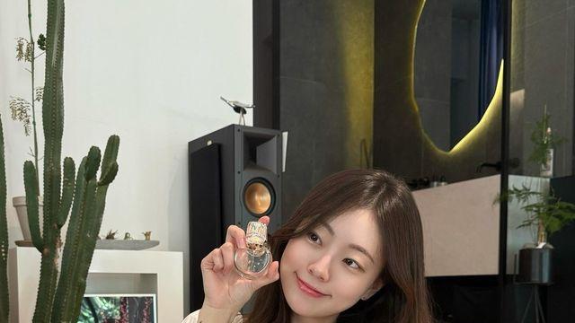 곽민정, 화이트 드레스 한 벌로 '인형급 청순미' 완성...미니어처 소품까지 완벽
