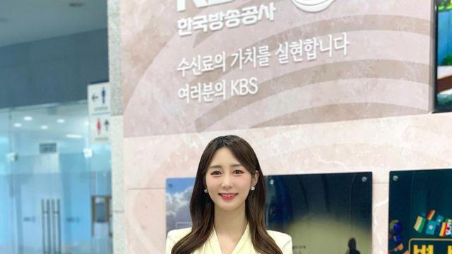 문진희 아나, 크림 톤 블라우스+머스터드 펜슬스커트로 완성한 출근룩 정석