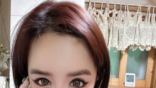 '건강 악화' 박봄, 활동중단 후 첫 근황…화장실 셀카