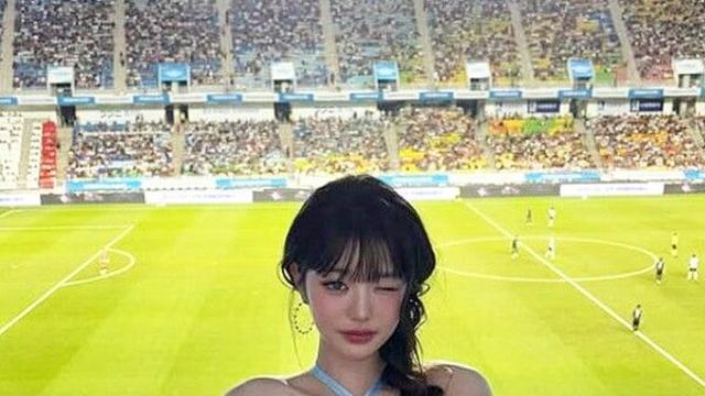 '당당함의 아이콘' 장원영, 논란의 '시축 의상' 재소환…MZ세대 행보 눈길
