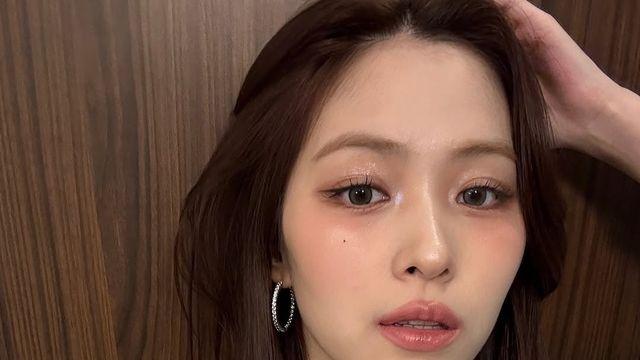 시크와 청순 사이, 류진의 블랙 홀터넥 매력