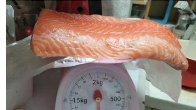 연어 200g이나 덜 와서 화난 사람