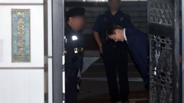 조국, 15일 0시 석방…