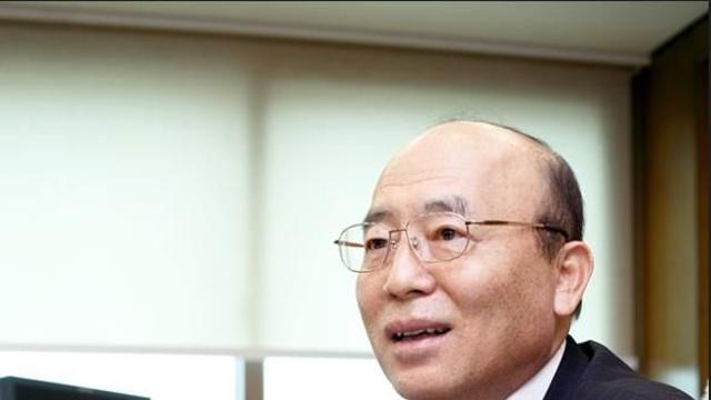 이봉관 서희건설 회장, 특검팀 자수서에 “김건희에 브로치·귀걸이도 선물”